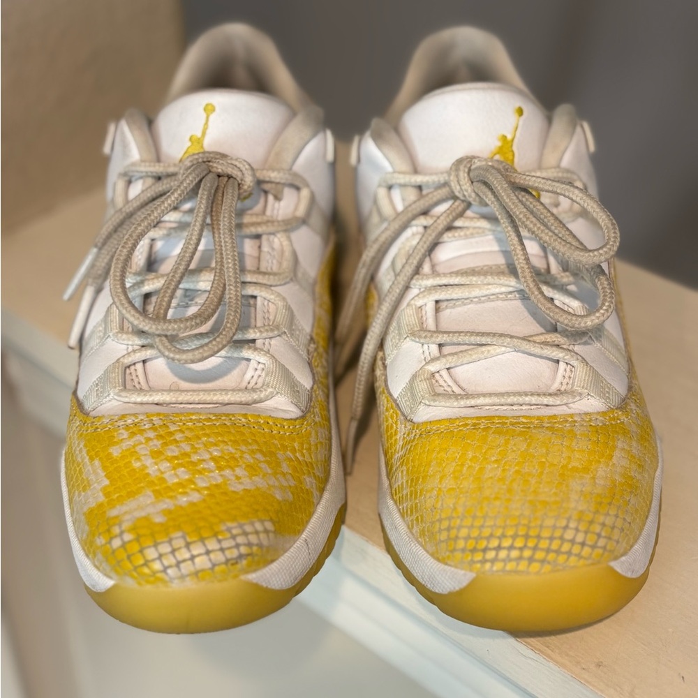 Nike Air Jordan 11 Low Snakeskin Yellow Basketball Sneaker Size 3Y 580522-107 - Picture 8 of 9